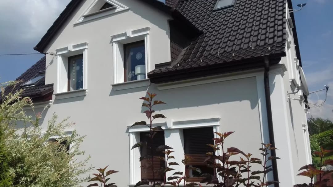 Jaką elewację wybrać do grafitowej dachówki, aby zachwycała?