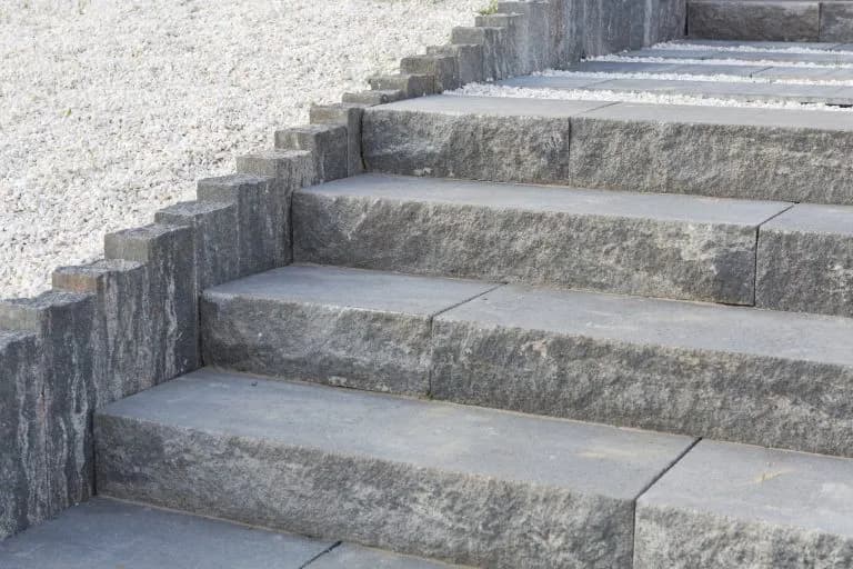 Czym pokryć betonowe schody zewnętrzne, aby uniknąć problemów?