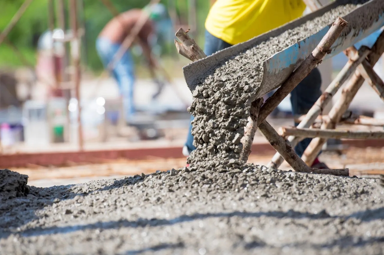 Jaki cement na zewnątrz: porównanie B25 i B30 dla trwałości i jakości