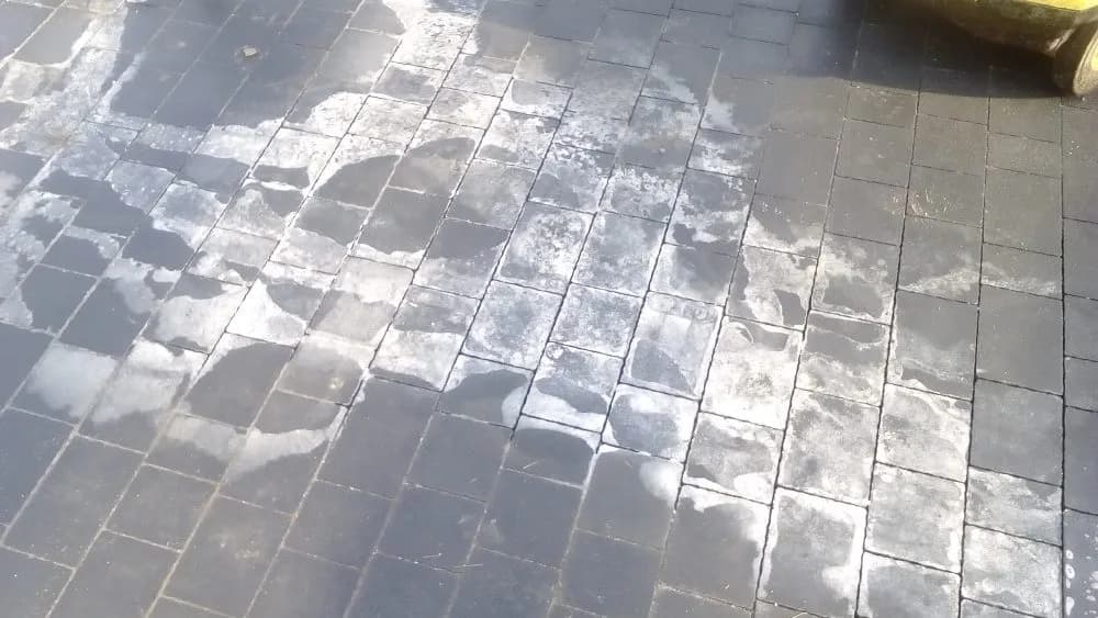 Jak zmyć cement z kostki brukowej? Skuteczne metody i porady