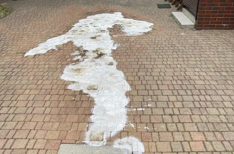 Jak usunąć tłuste plamy z kostki brukowej - skuteczne metody i porady
