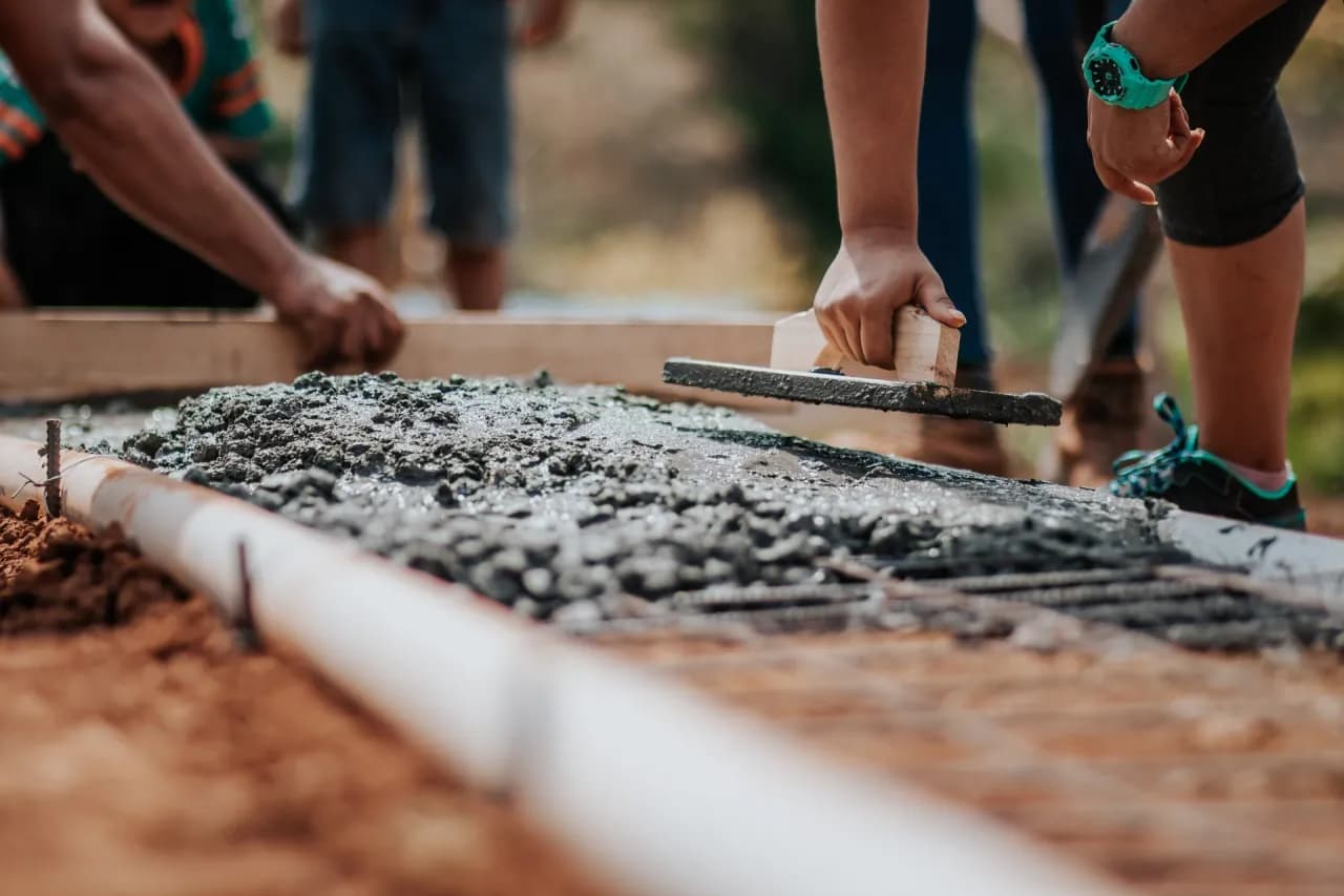 Jaki beton na fundament b20 czy b25 - co wybrać, by uniknąć problemów?