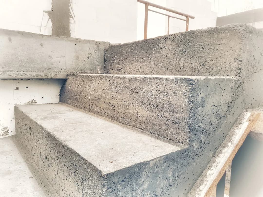 Jak się robi schody betonowe: krok po kroku do trwałych i estetycznych schodów