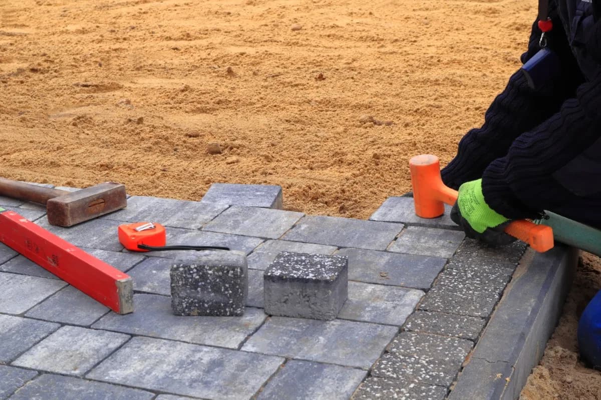 Jaki beton do kostki brukowej? Wybierz najlepszy typ dla swojego projektu