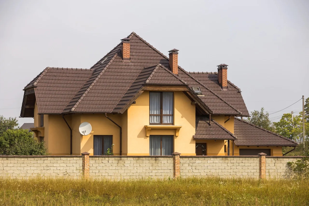 Jaki kolor elewacji do rudego dachu? Odkryj idealne połączenia kolorystyczne