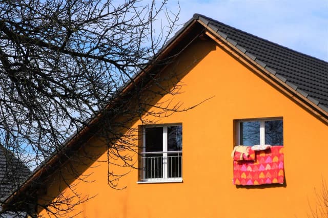 Ile za metr elewacji? Poznaj koszty i różnice materiałów elewacyjnych