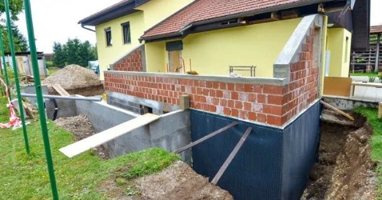 Skuteczne sposoby na to, czym zabezpieczyć fundamenty przed wilgocią