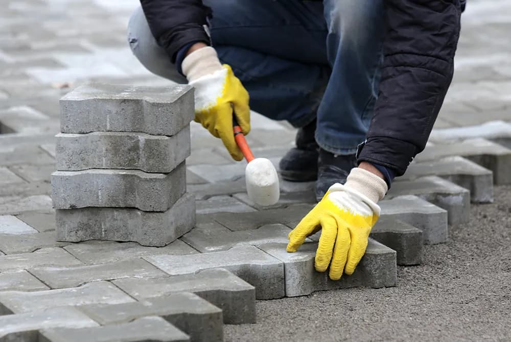 Jak ułożyć kostkę brukową i uniknąć najczęstszych błędów