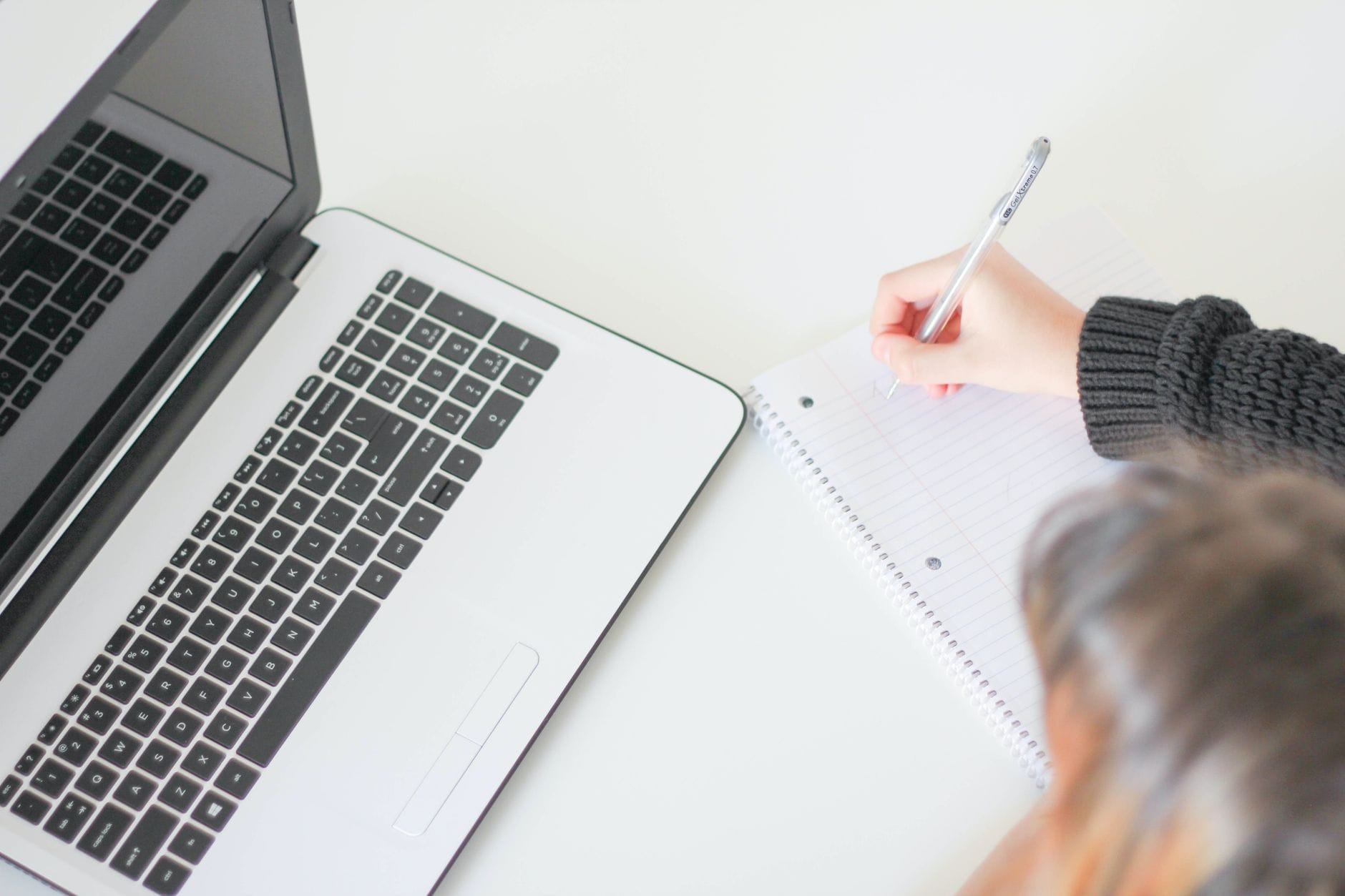 Laptop i notes na biurku w domowym biurze początkującego blogera
